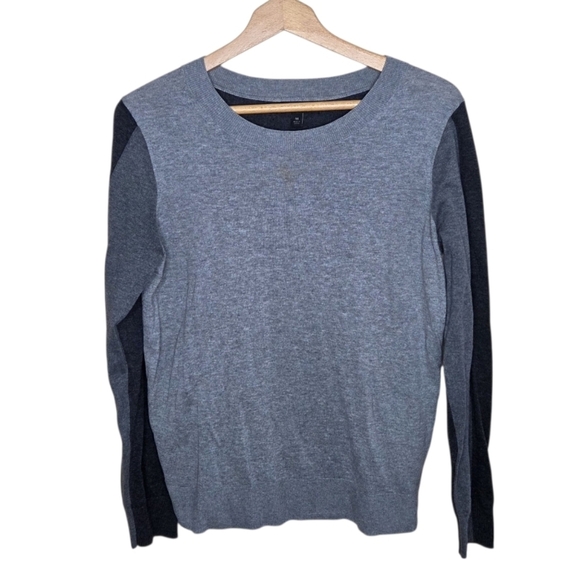 Banana Republic Factory | Tonal Gray Colorblock Crewneck Sweater Size Medium - Picture 1 of 4